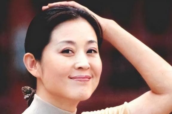 回顧倪萍的坎坷人生路:三婚兩離,帶兒子治病十年,47歲收穫幸福