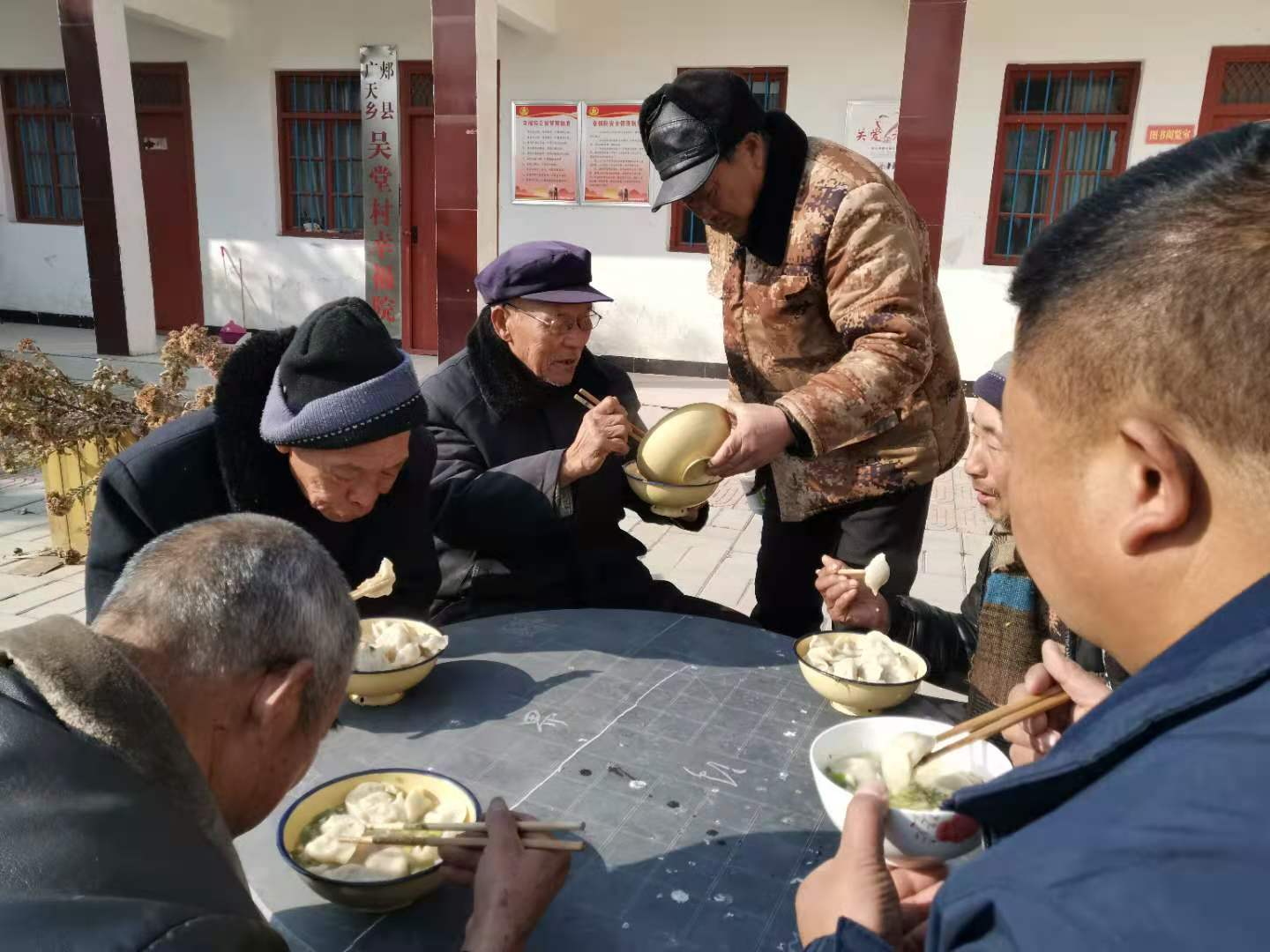 郏县广阔天地乡"情暖冬至日,浓浓敬老情"活动走进敬老院