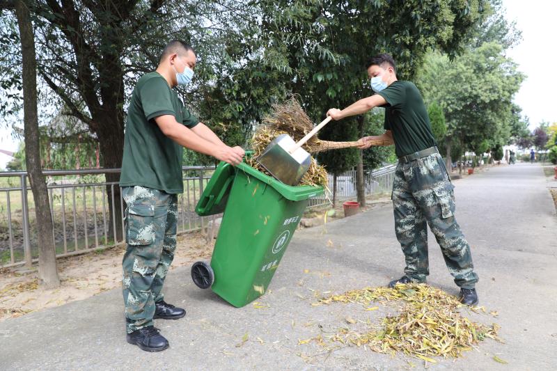 抗洪武警官兵走进姥桥镇敬老院开展义务志愿劳动