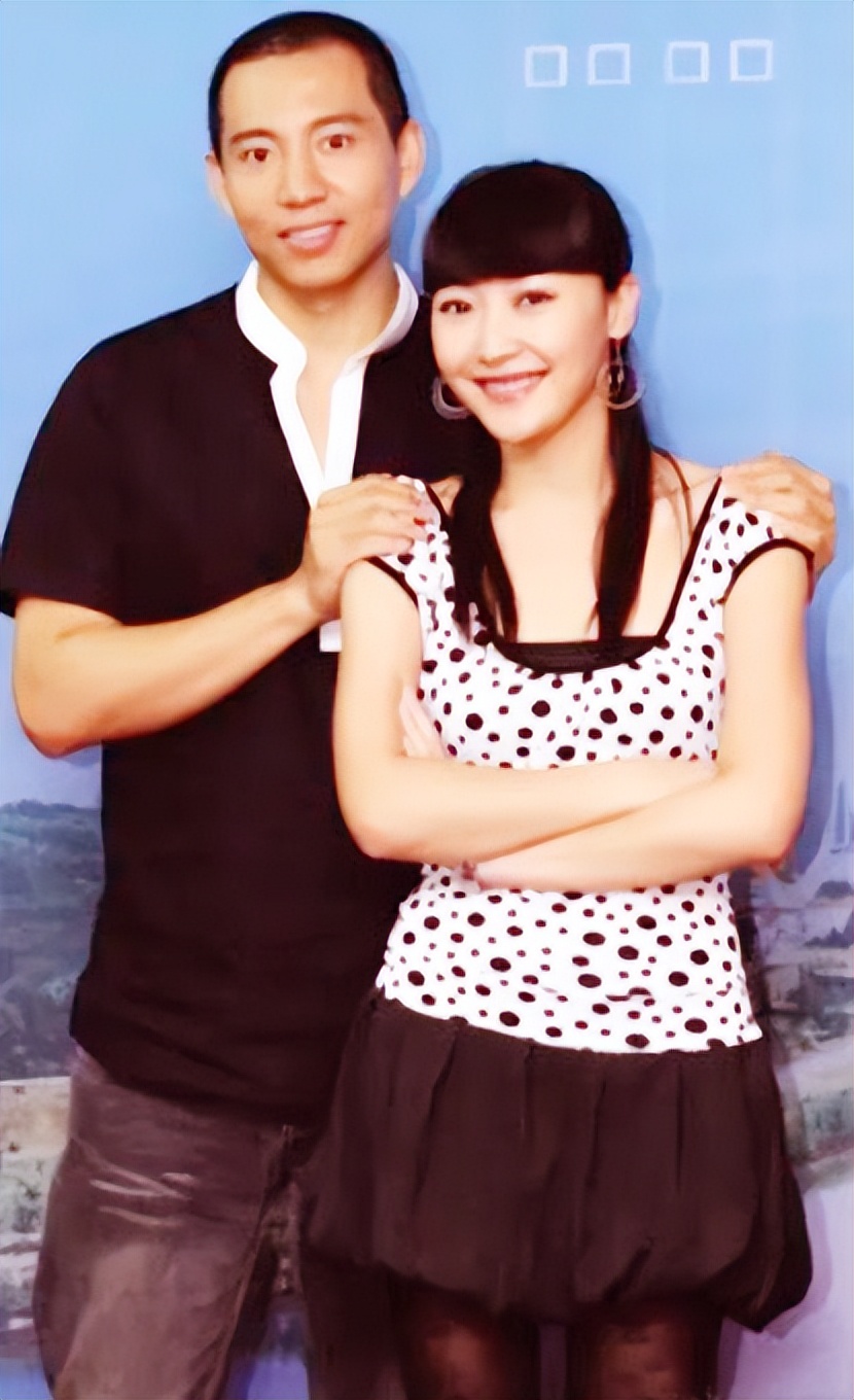 谷智鑫与妻子阿斯茹谷智鑫是深受观众欢迎的著名演技派男星,主演了