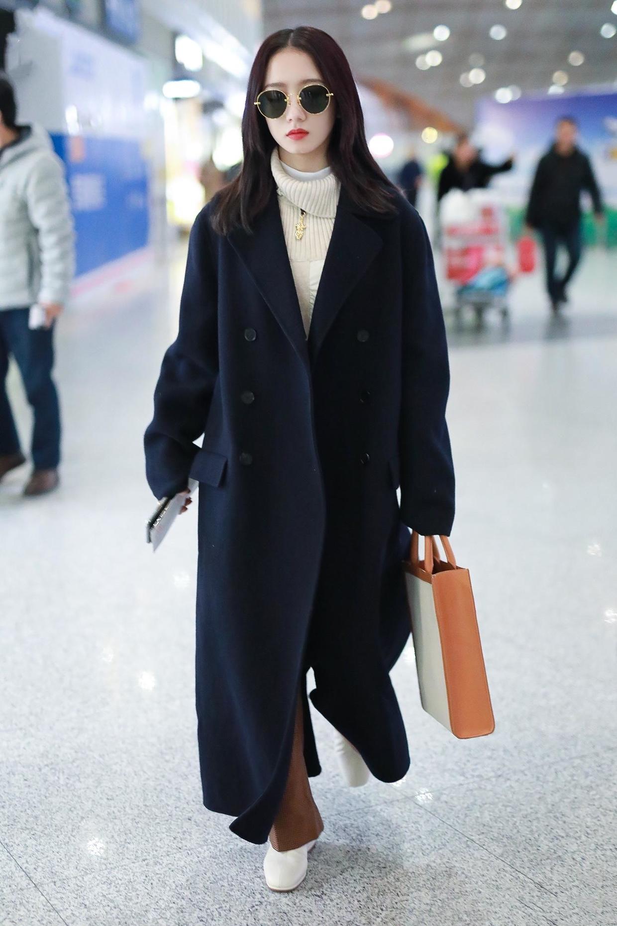 董璇的穿搭太值得借鉴,黑色大衣潇洒帅气,保暖舒适又有格调