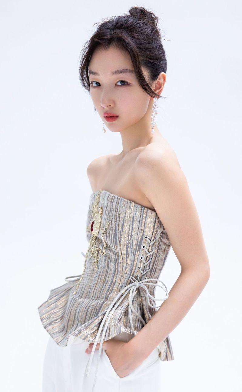 31岁周冬雨晒素颜被嘲"普女"?三金影后吸金能力也超强
