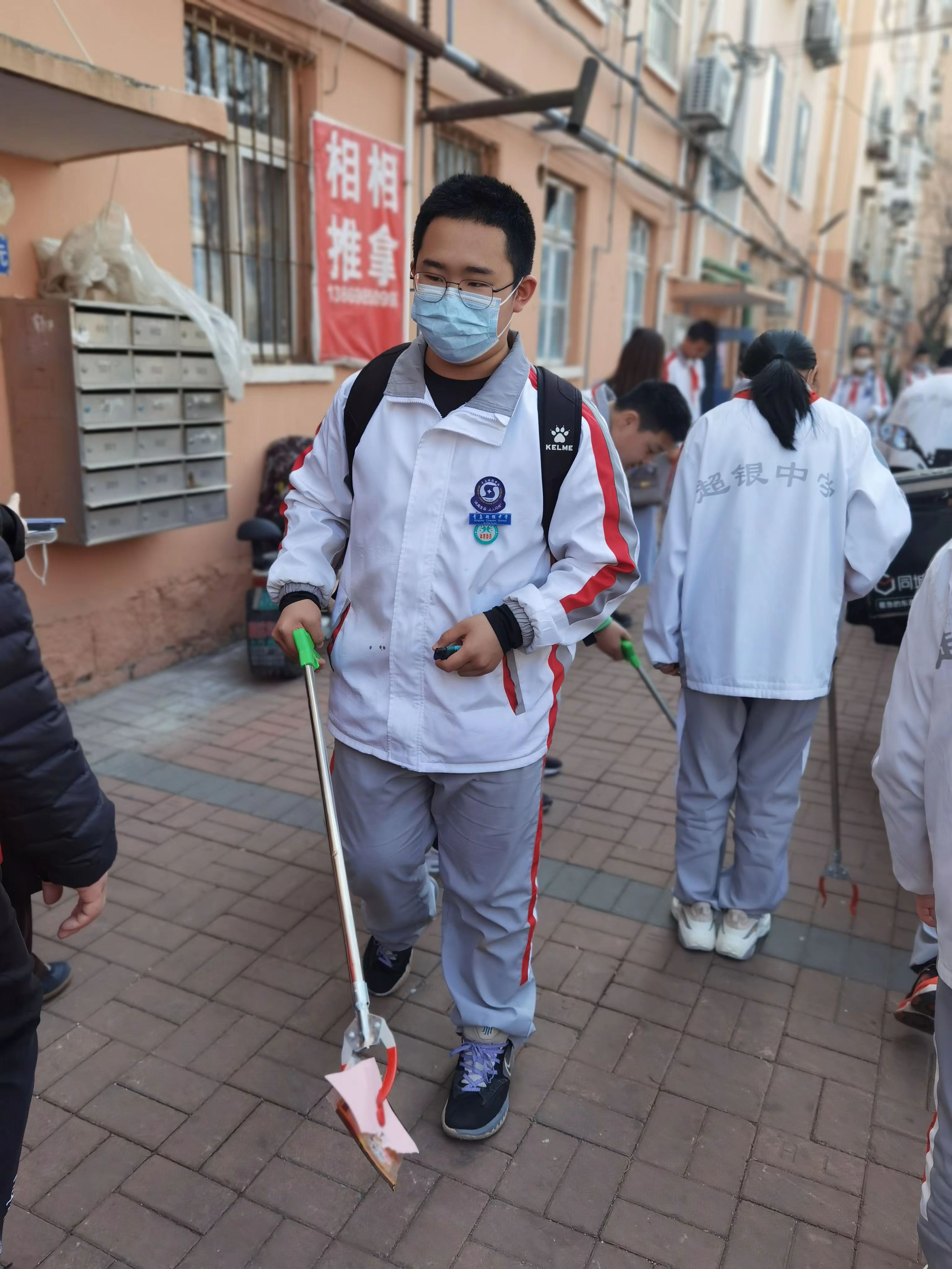 传承雷锋精神,共创典范之城-超银中学开展学雷锋志愿服务活动