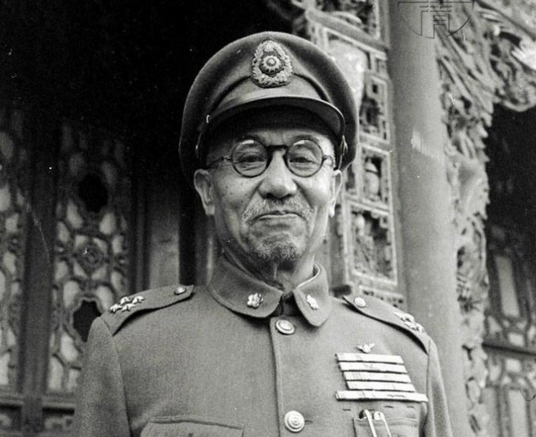 阎锡山前往台湾时带走两箱金条,晚年却住在茅草房,过得穷酸窘迫