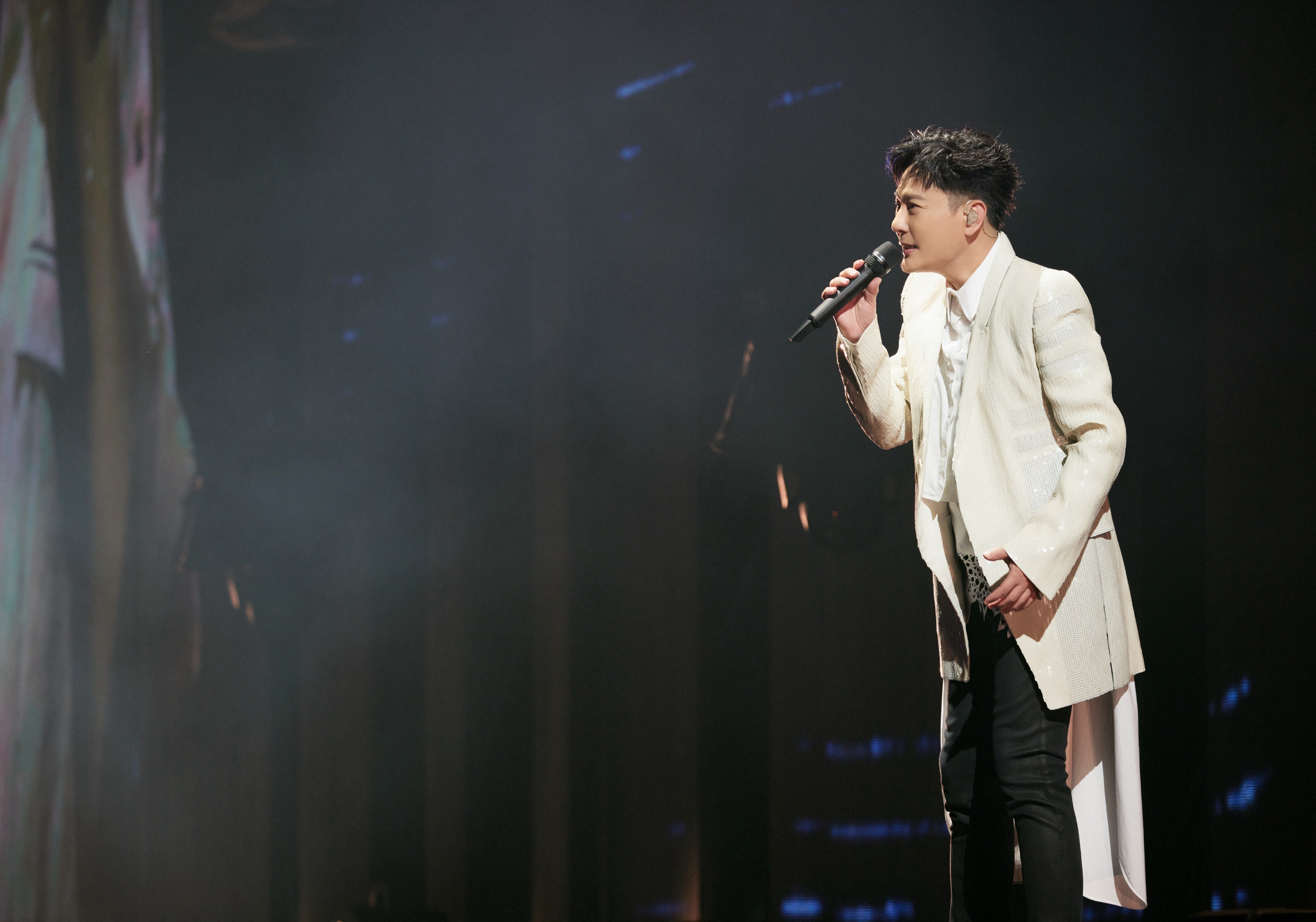 "哲式情歌"温暖响起,200名医护圆梦张信哲未来式2.0武汉站