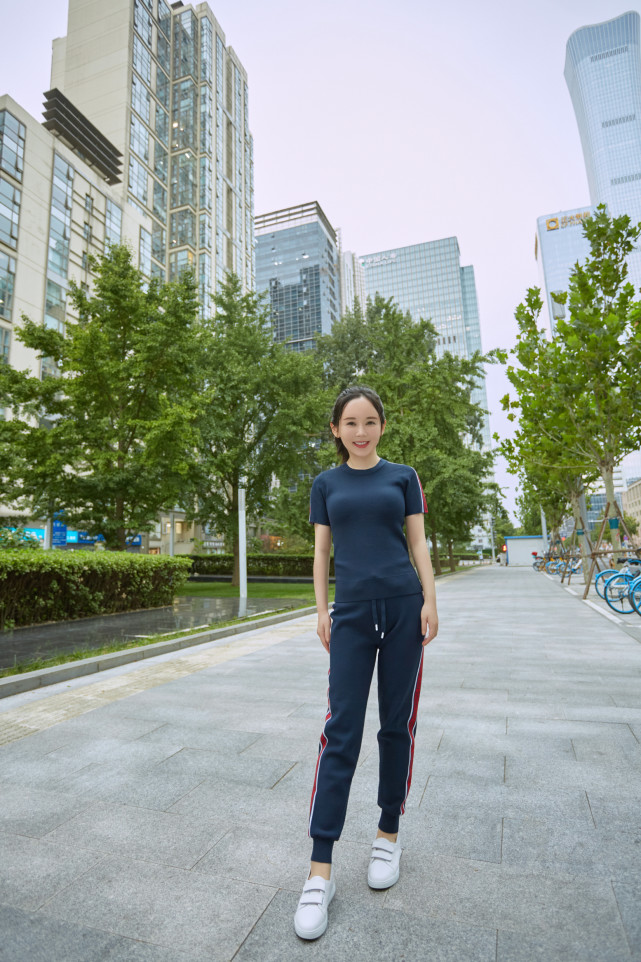 魏新雨运动装写真曝光,身材高挑又不显胖,女孩子们都该学她穿