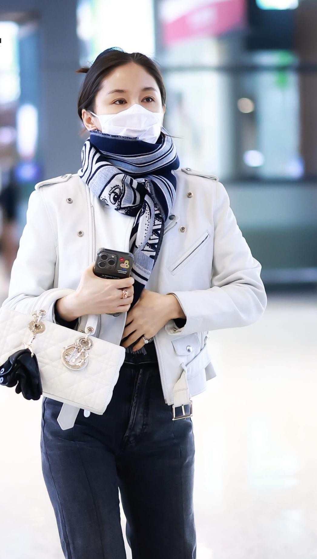 王子文气场太强,穿白色皮衣配牛仔裤真洋气,小个子快学!