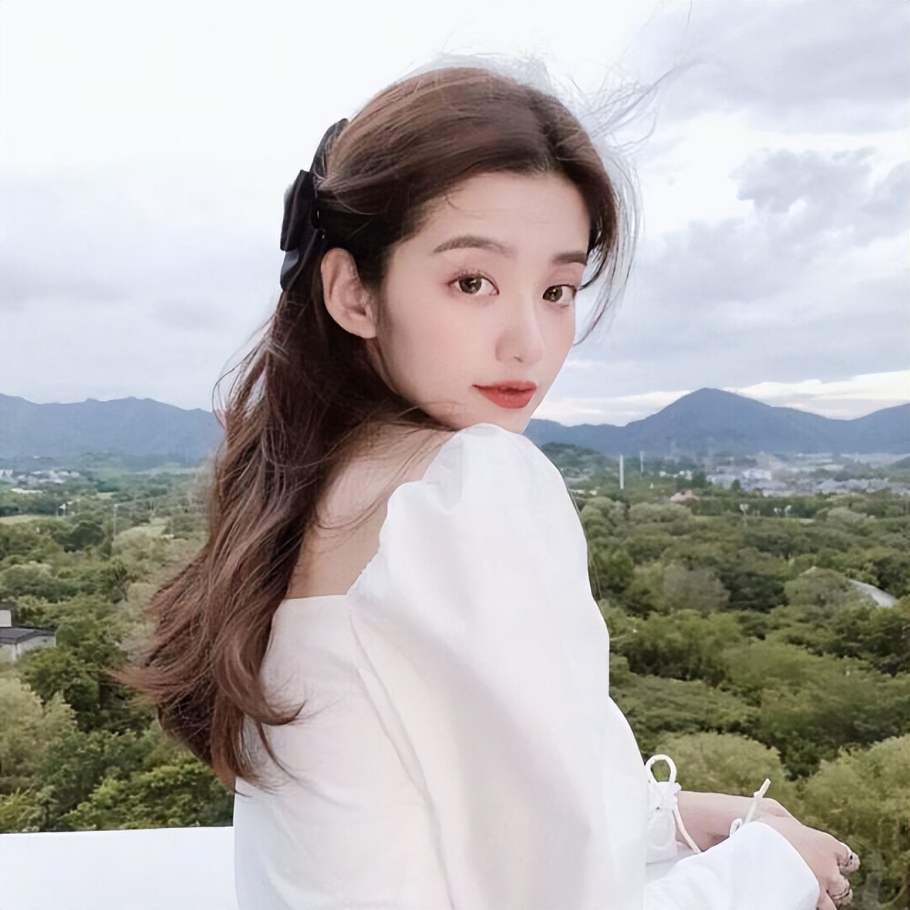 脸上有五个特征的女生,属于"耐看型"时尚脸,素颜也能惊艳众人