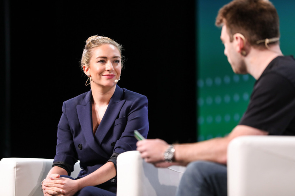 她是全球最年轻女富豪,创业期间遭性侵,背叛,但她从来没有认输