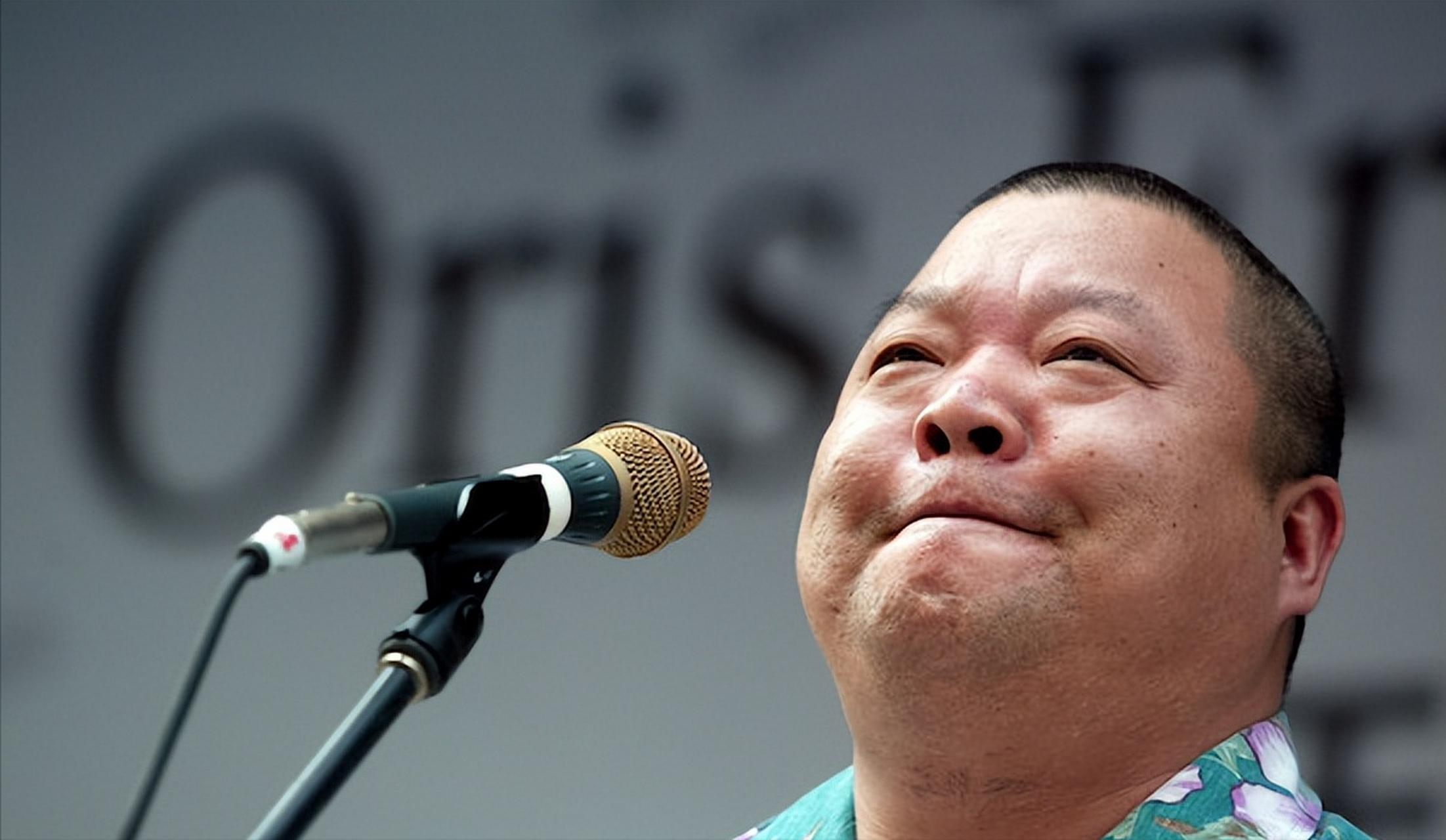 2018年,臧天朔弥留之际,让妻子李梅出门等候,随后拉着斯琴格日乐的手