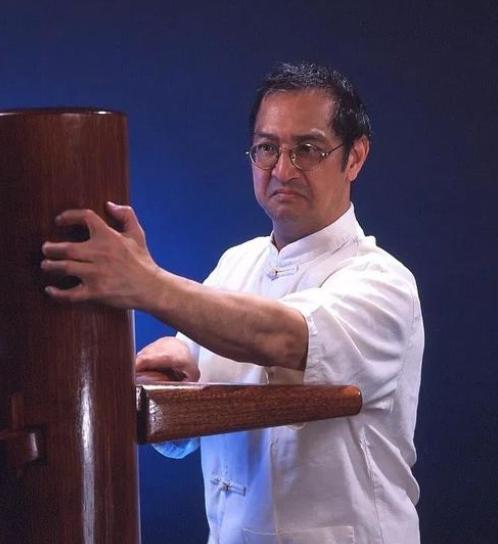 他是李小龙的师傅,将咏春拳发扬光大,武功和人品皆值得敬佩