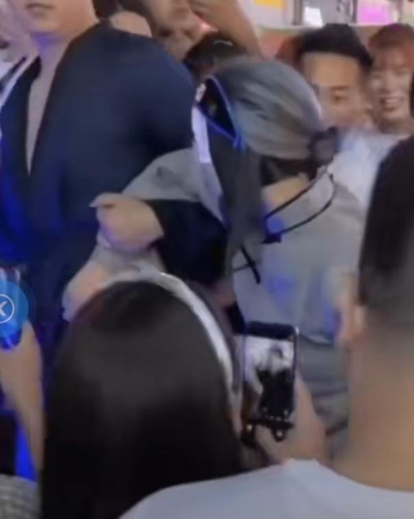 推荐郑州“孟婆”火爆全网，游客排长龙喝孟婆汤，网友：就是苦丁茶