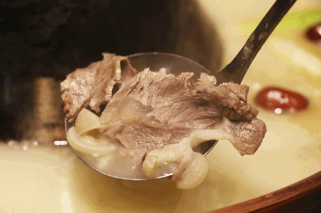 羊汤颜色奶白清亮,醇香浓郁