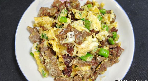 牛肉炒鸡蛋:一盘全是优质蛋白!花5分钟炒一锅,美味滋补难停歇