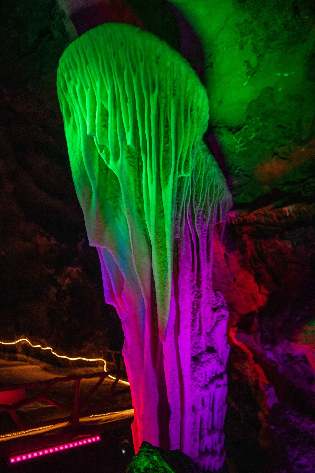 广东有个超神奇的洞穴,洞内的石头能生花,置身洞中如进入仙景