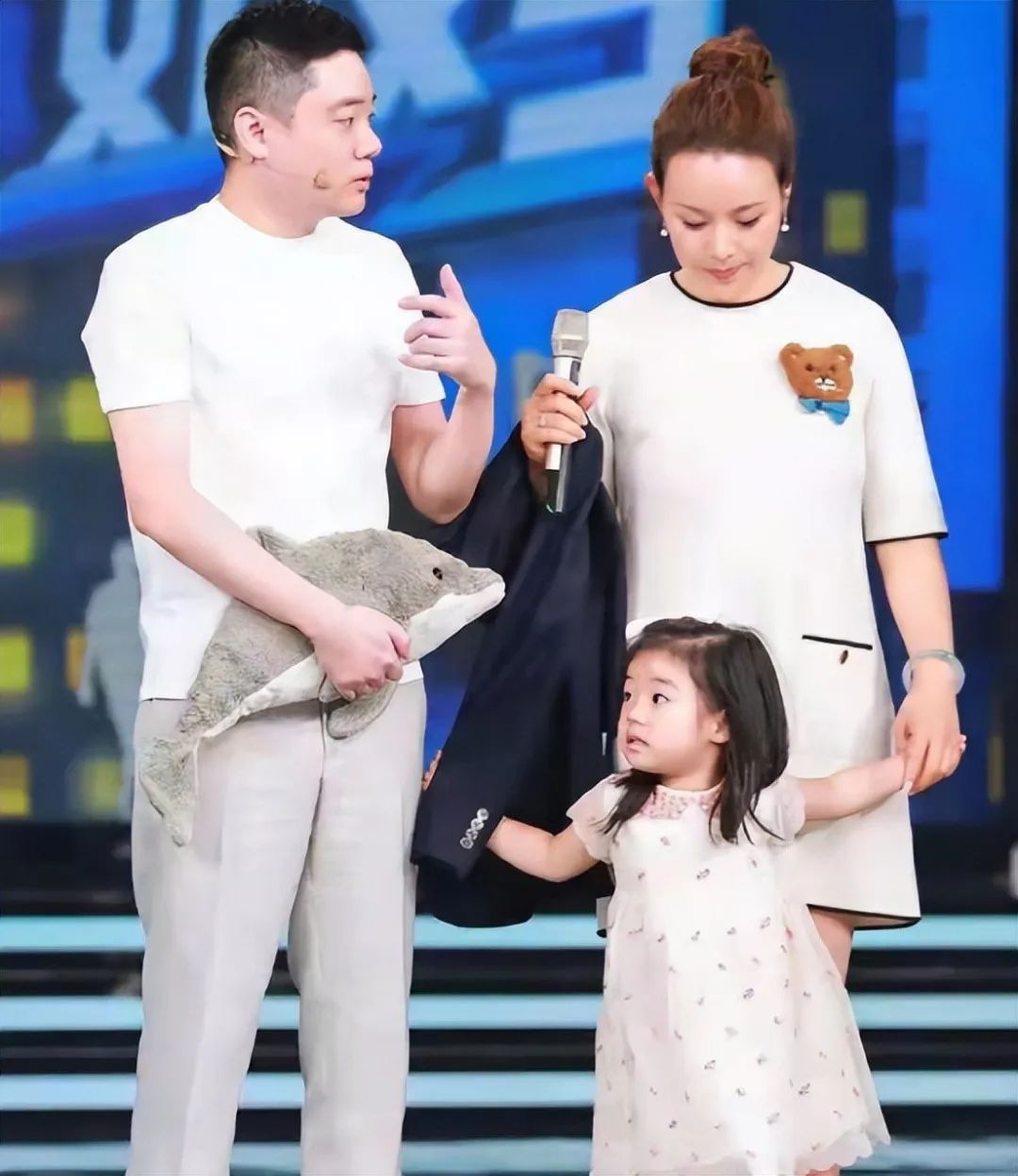 丁俊晖富婆老婆原来是熟悉的张元元!简约毛衣阔腿裤散发出高级感