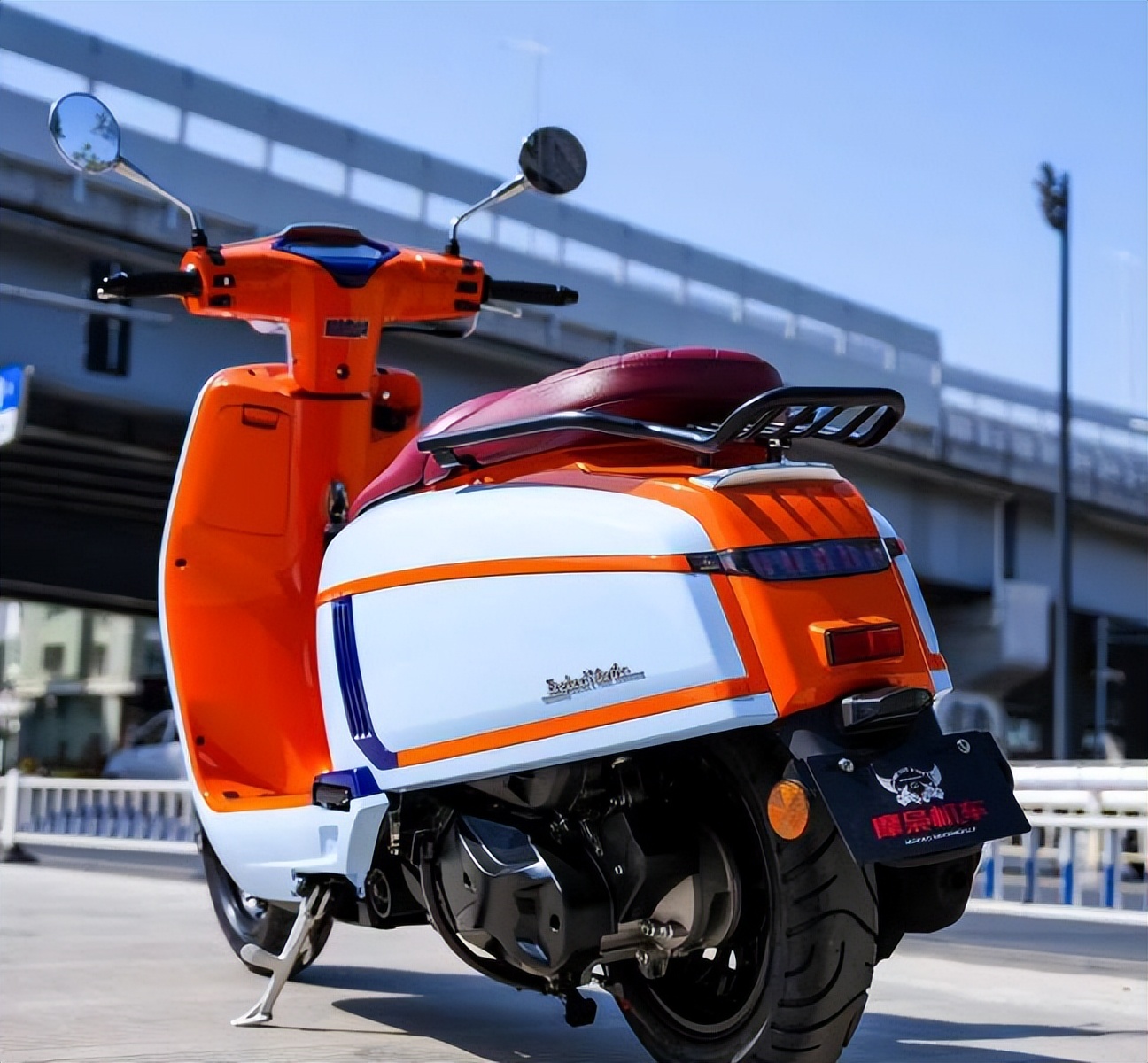 颜值不错!摩枭150水冷踏板上市,配备12升大油箱