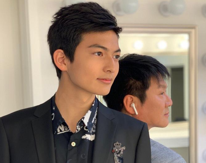 景岗山儿子考入中戏,身高185酷似混血儿,网友:天生的男主角