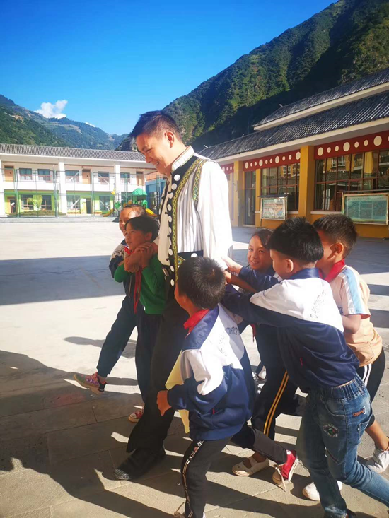 热点|云南怒江一石阶上被刻了1700多个汉字，这次网友却说好