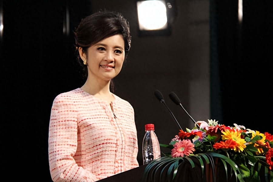 许戈辉当年是央视有名的美女主持人,还曾被当做是"倪萍的接班人".