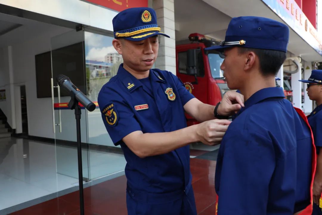 专职消防员新式服装图片