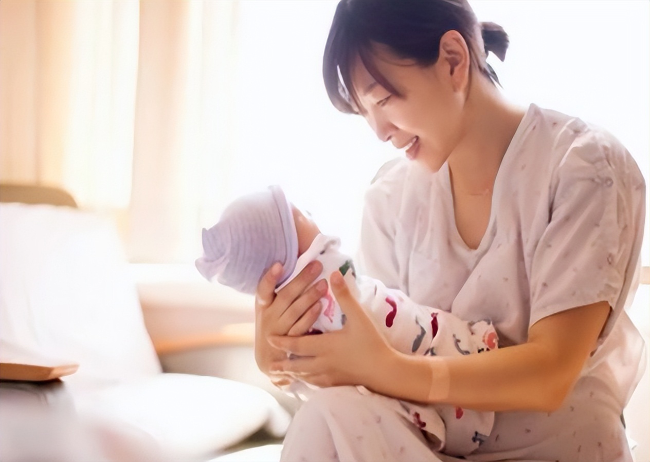 小孩喂奶不是"喝酒",逢喝必吐,妈妈别慌?过来人:马上抱起来