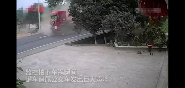 又出追尾交通事故 四川眉山一辆公交车与罐车猛烈相撞景象曝光