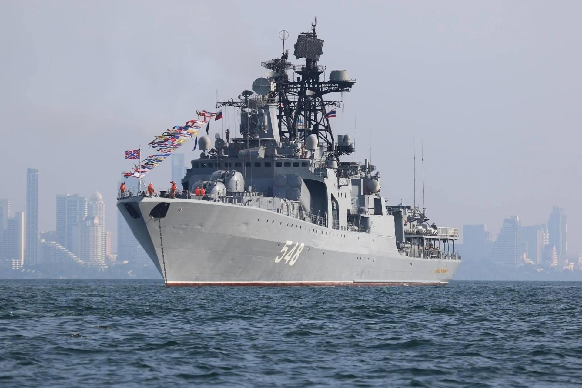 此次在东海对峙中,中国派出了一艘052c型驱逐舰,展示了其海军的实力和