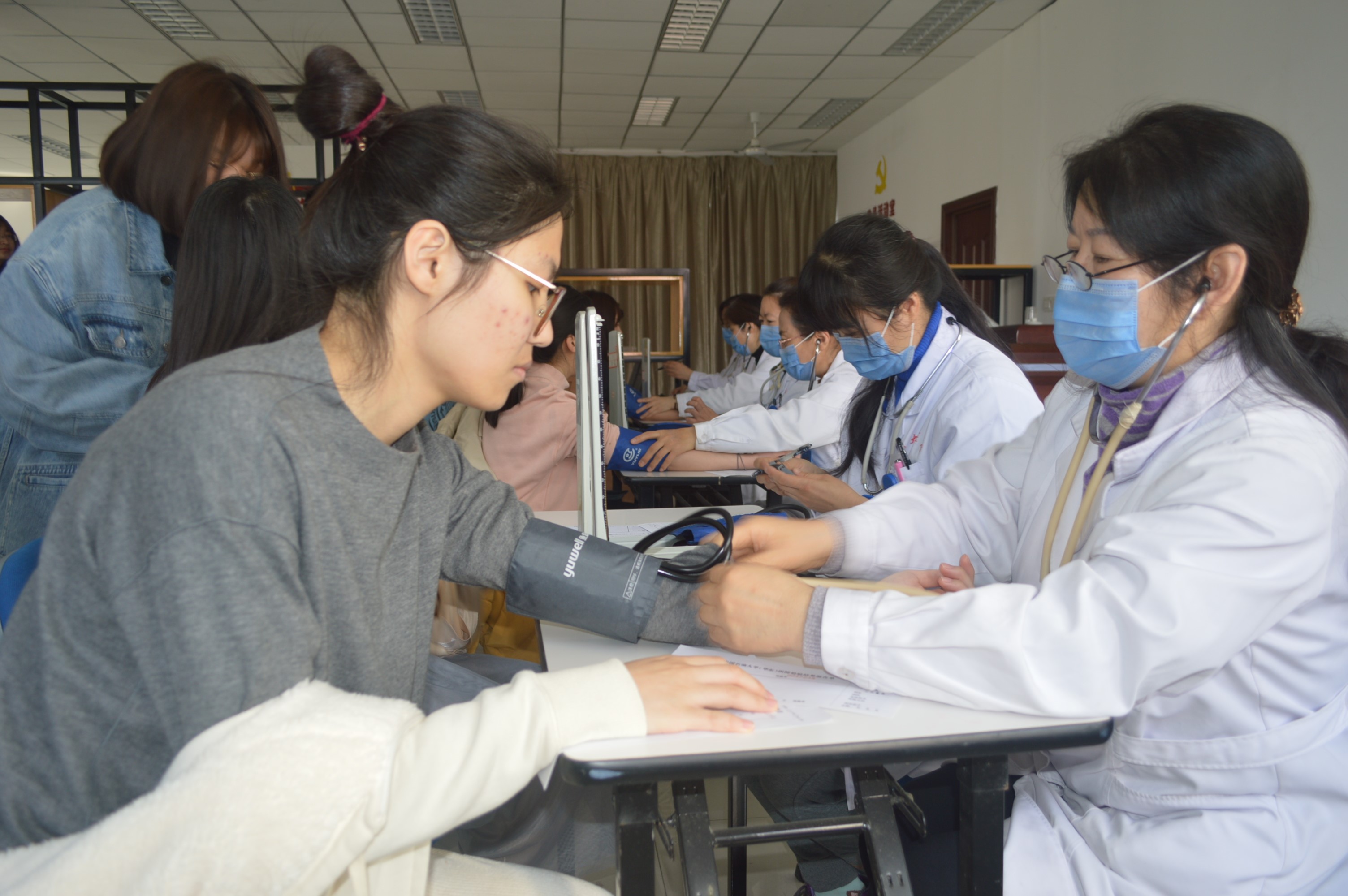 胸口突然会"刺痛"几秒,怎么回事?4种不适,或是心脏求救信号