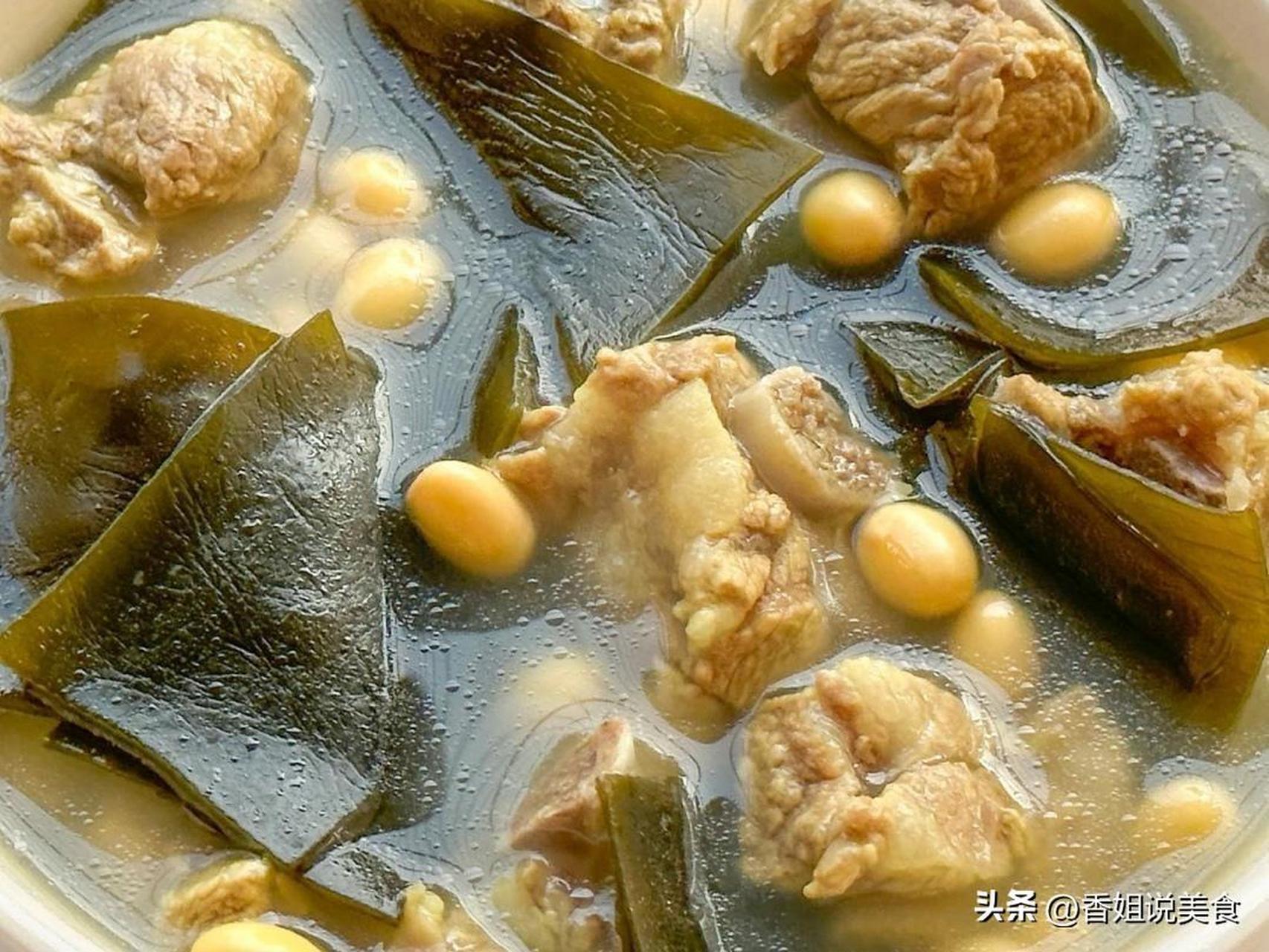 海带黄豆排骨汤  准备食材:排骨,黄豆,海带,姜片.