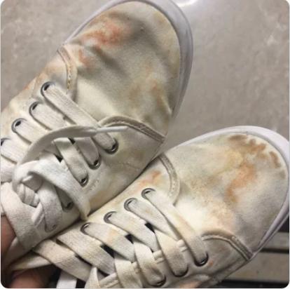 白鞋脏了"发黄"还用水洗?错!教你个妙招,刷完跟新买的一样!