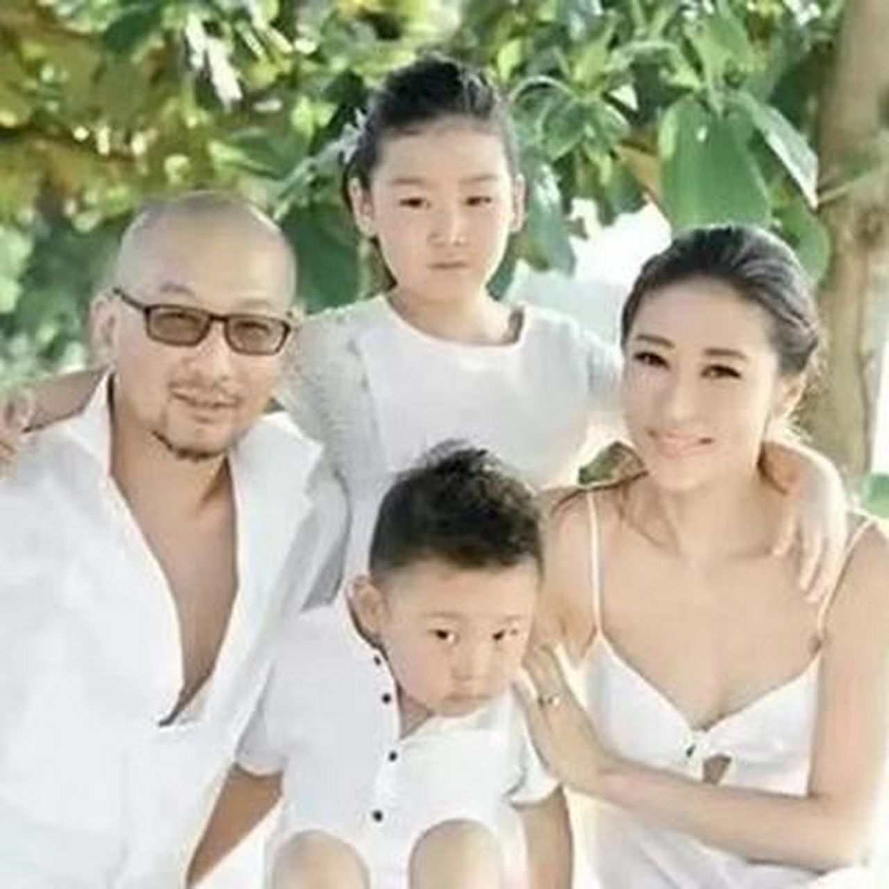 一天,导演管虎拍戏回家后,抱着女儿一顿亲昵后开始和女儿玩耍,突然他