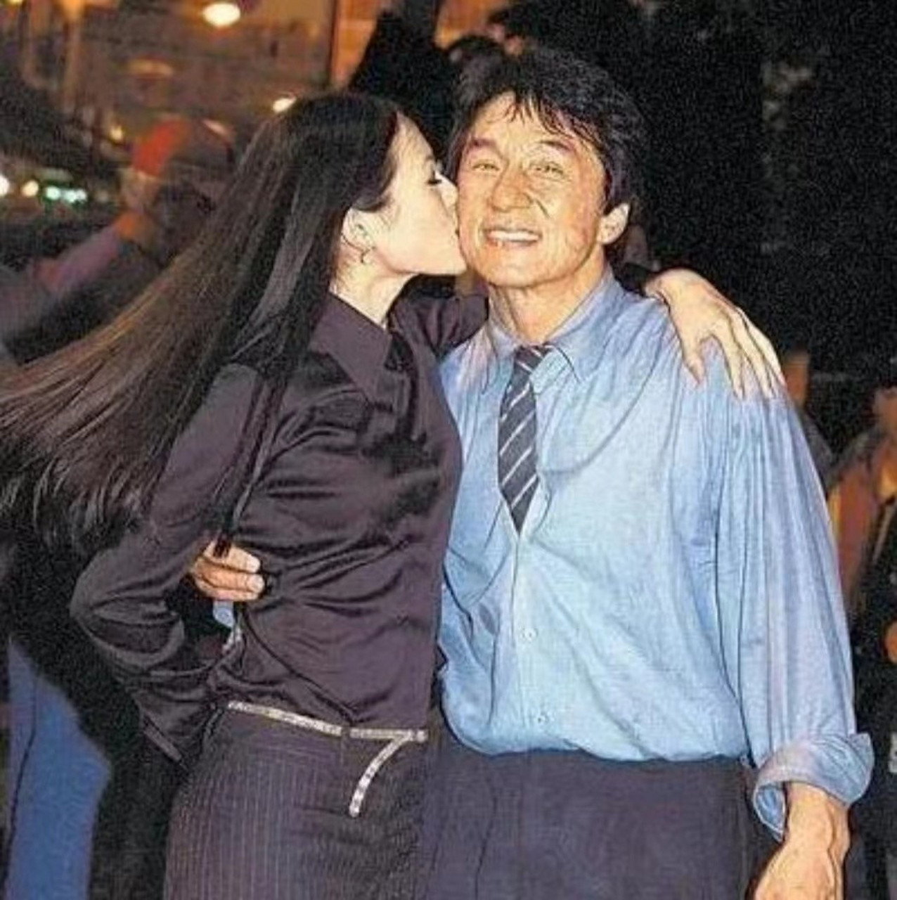 章子怡主动向成龙献了五次吻,又亲密的互喂水果,成龙很开心,直接把