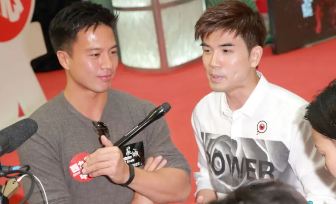 香港两位功夫男星相聚,大谈旧情,伍允龙更是深受创伤