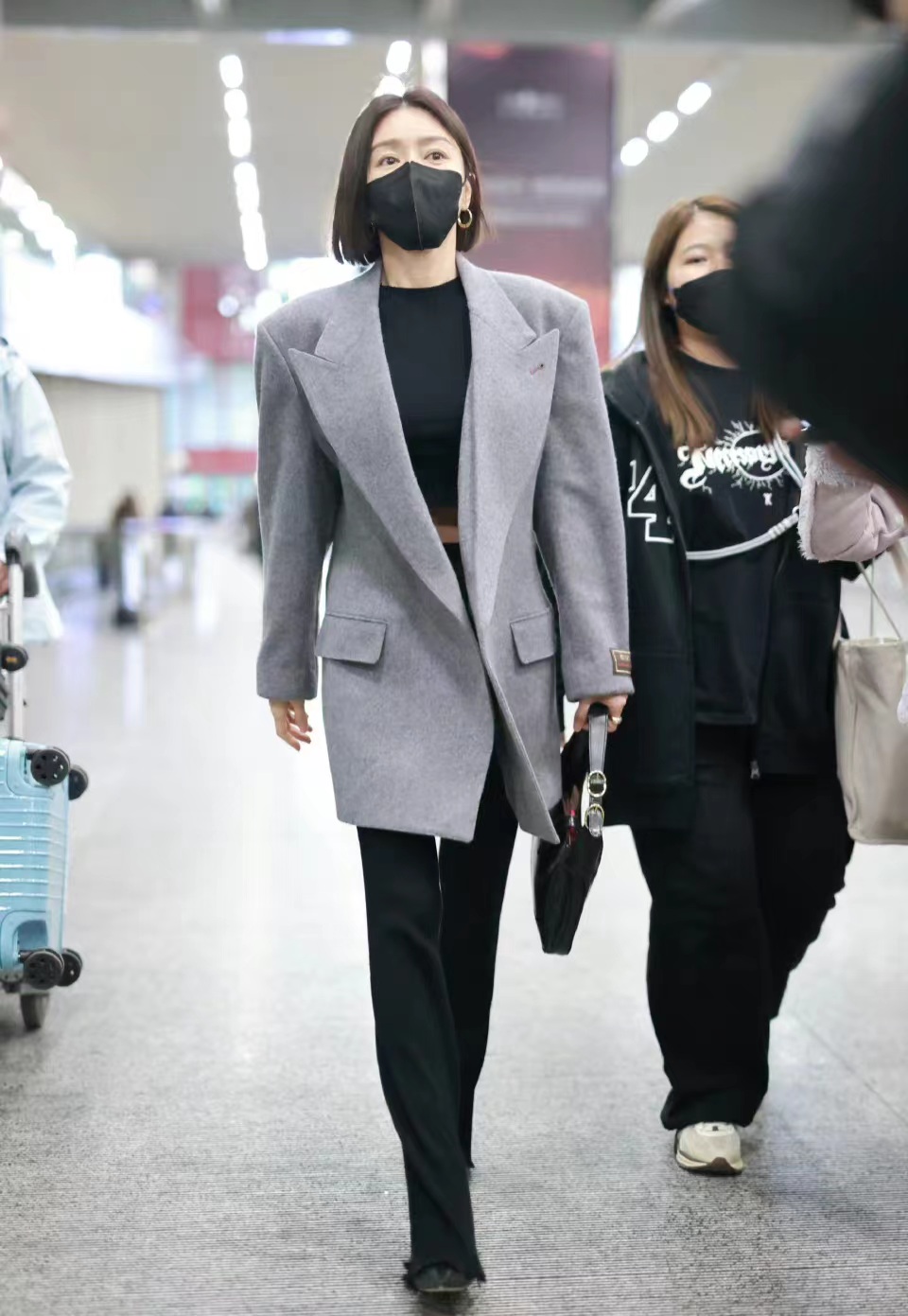 秦岚机场私服穿宽松灰色西装配黑色曳地长裤酷飒遮肉显高挑