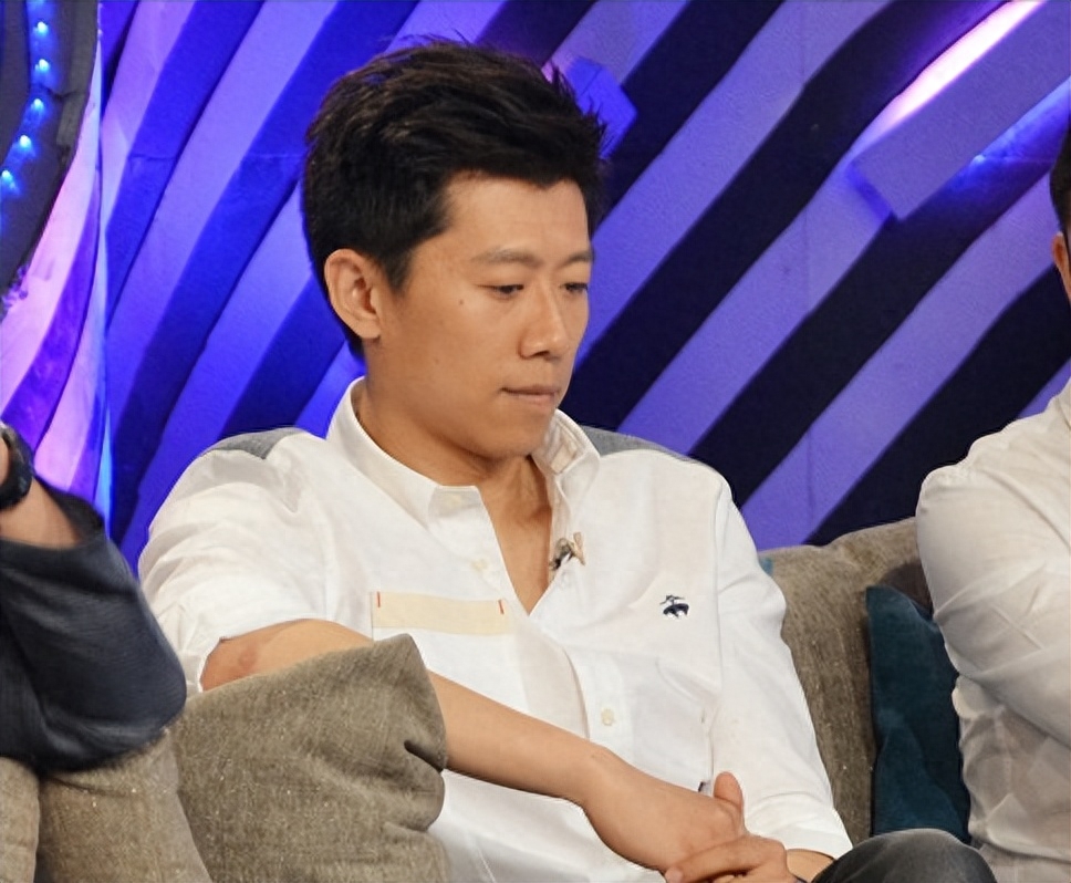 夏雨的副业有很多,包括滑雪,魔术,书画等.