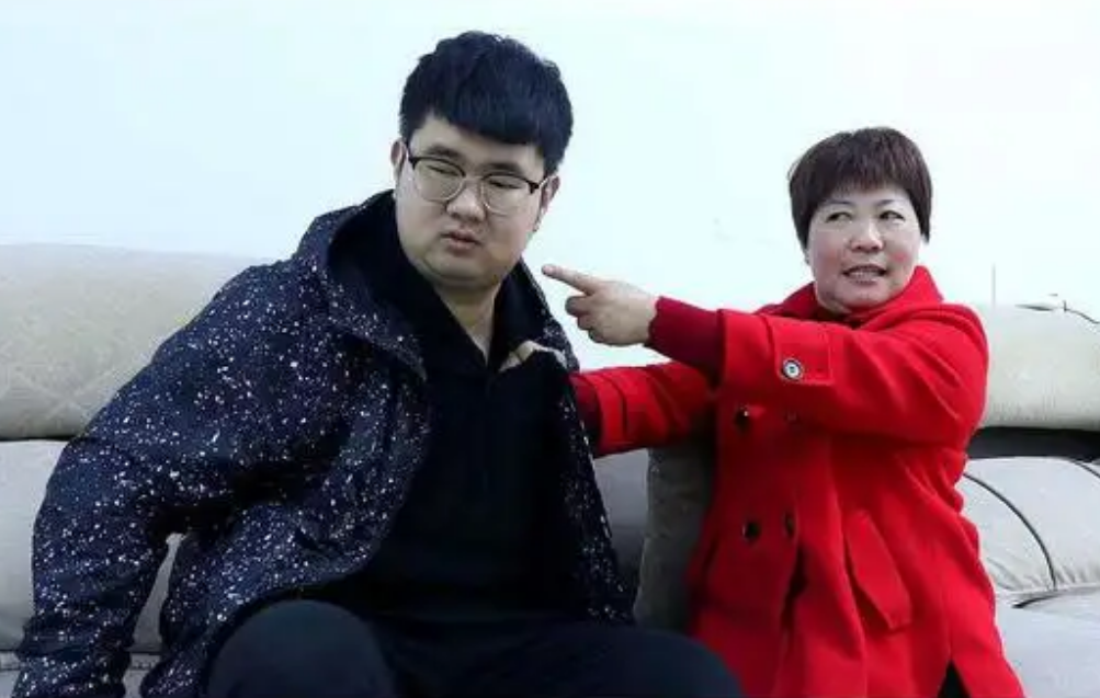 图 | 母亲和女儿男朋友吵架回家后,陈海燕骗女儿说:"闫卓就是外面有人