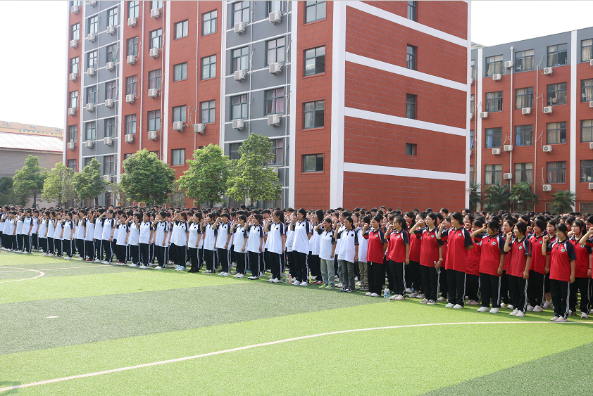 8月25日上午,周口育新高中2023级新生军训动员大会在学校操场举行