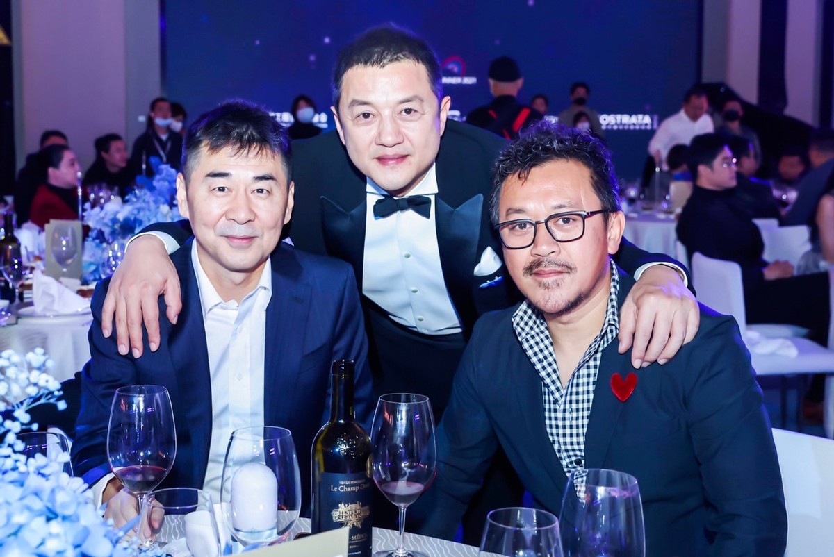 有爱同框,李亚鹏携窦靖童一同现身嫣然天使慈善晚宴