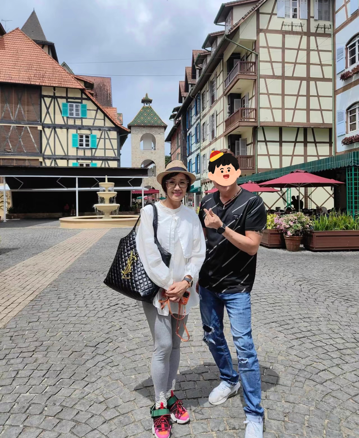 68岁tvb戏骨韩马利近照曝光,现身马来西亚度假,三婚老公也露面