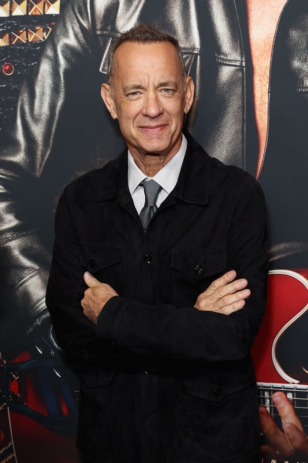 汤姆汉克斯近期现身,暴瘦且右手抖不停,粉丝担忧国宝健康状况