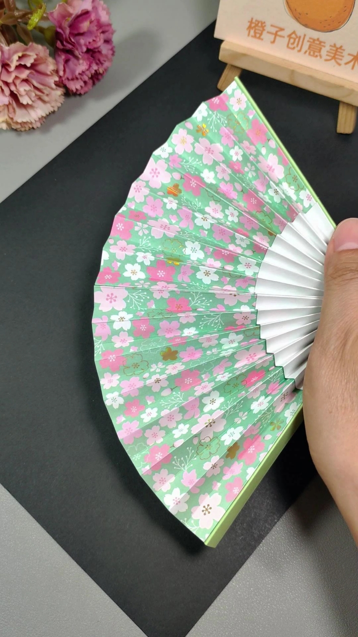 用正方形彩纸就可以做漂亮的古风小扇子,快来试试吧