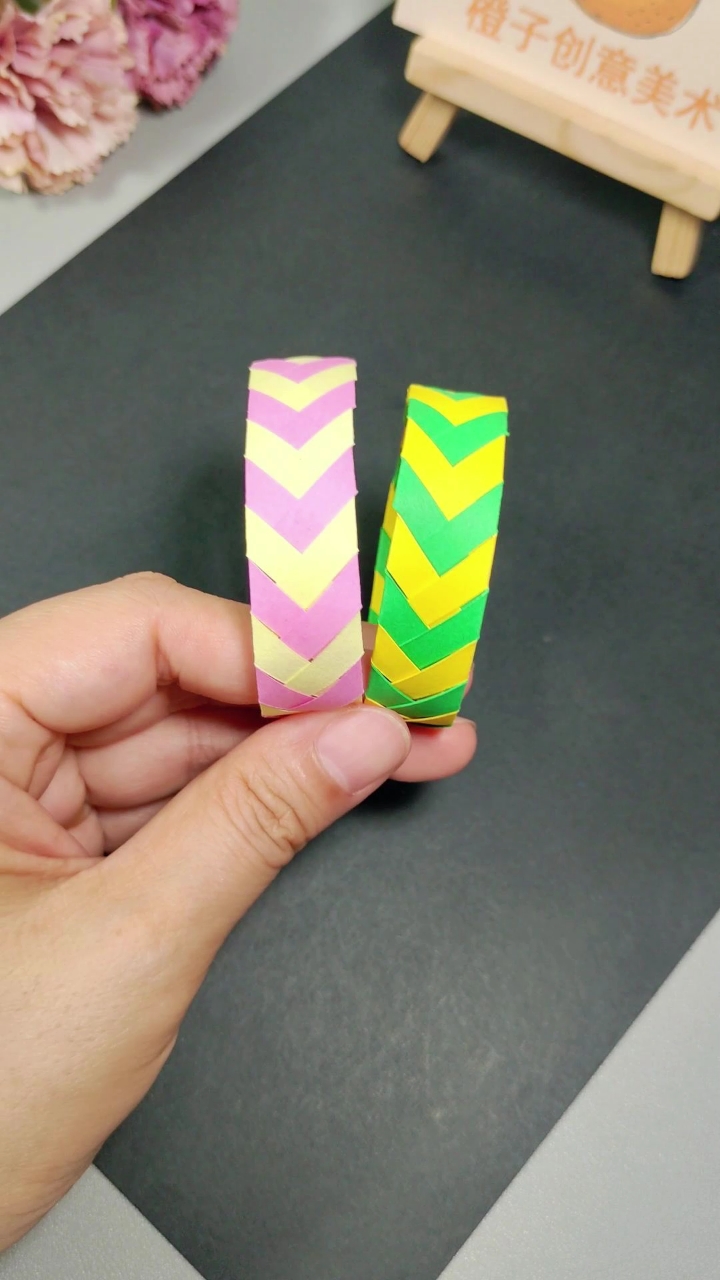 用纸条折一个简单又好看的手环送给闺蜜吧