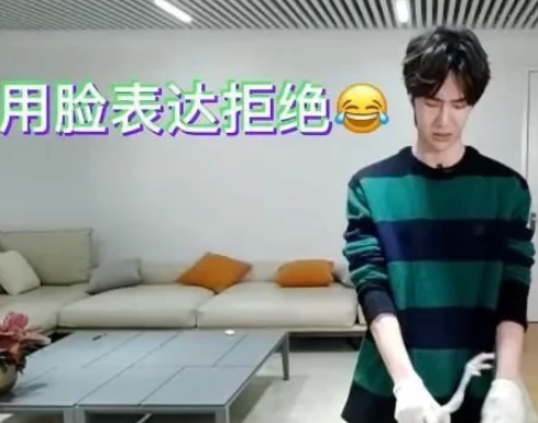 参观王一博自己住的豪宅,想不到在家还会做饭,把客厅当厨房用了