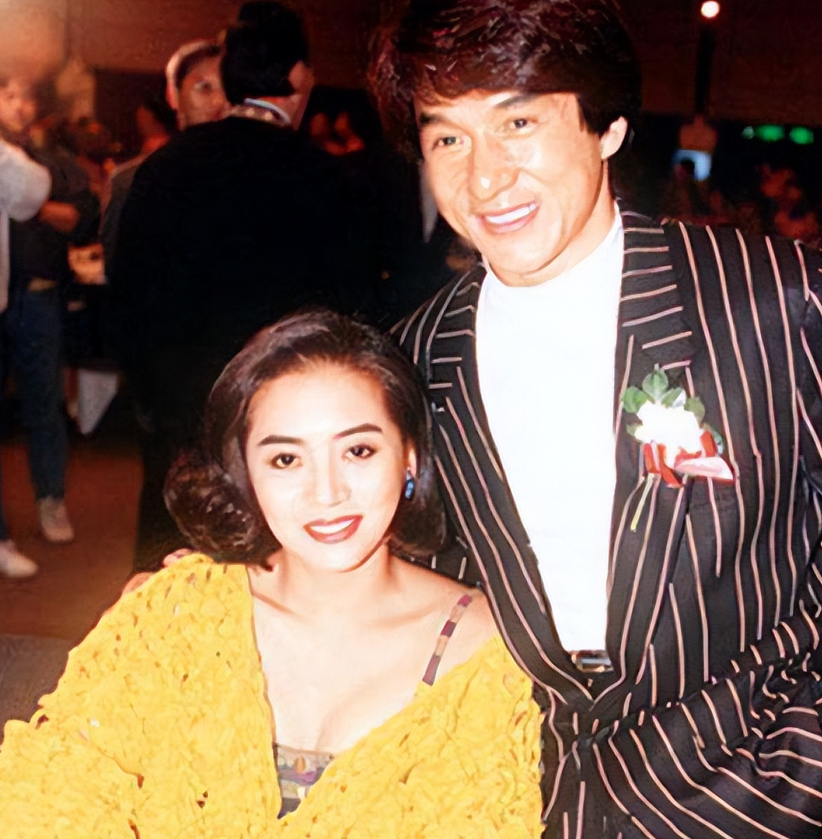 带王祖贤去澳门玩,砸了崩牙驹的场子,成龙被人围追靠洪金宝脱身