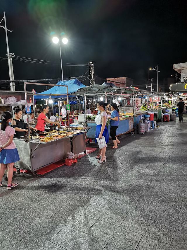 深圳平湖华南城:夜市周边摆满了地摊,小小夜宵摊支撑起来一个家