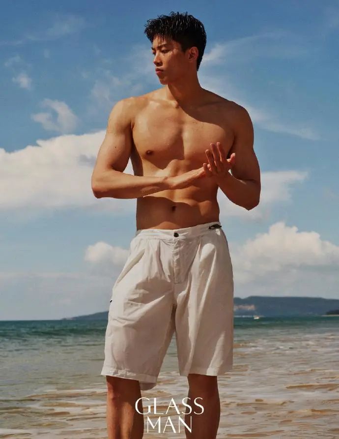 汪顺终于脱了!全新沙滩写真八块腹肌荷尔蒙爆棚