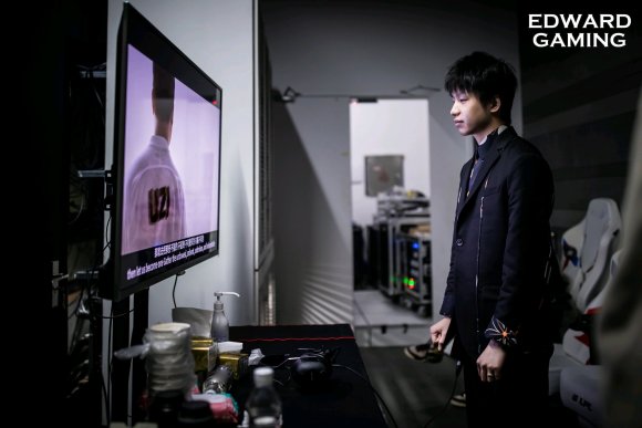 edg官博发布厂长望着uzi重新复出宣传片,厂长疑似复出?