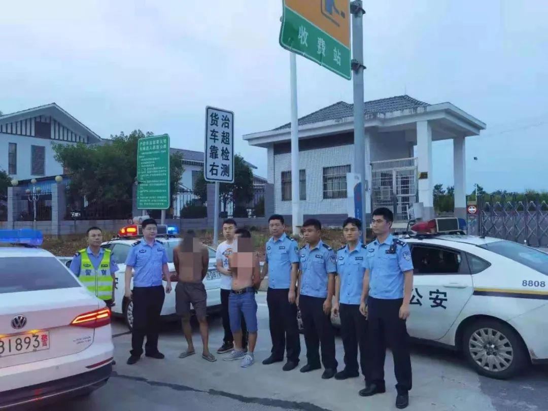 冲卡!撞击警车!
