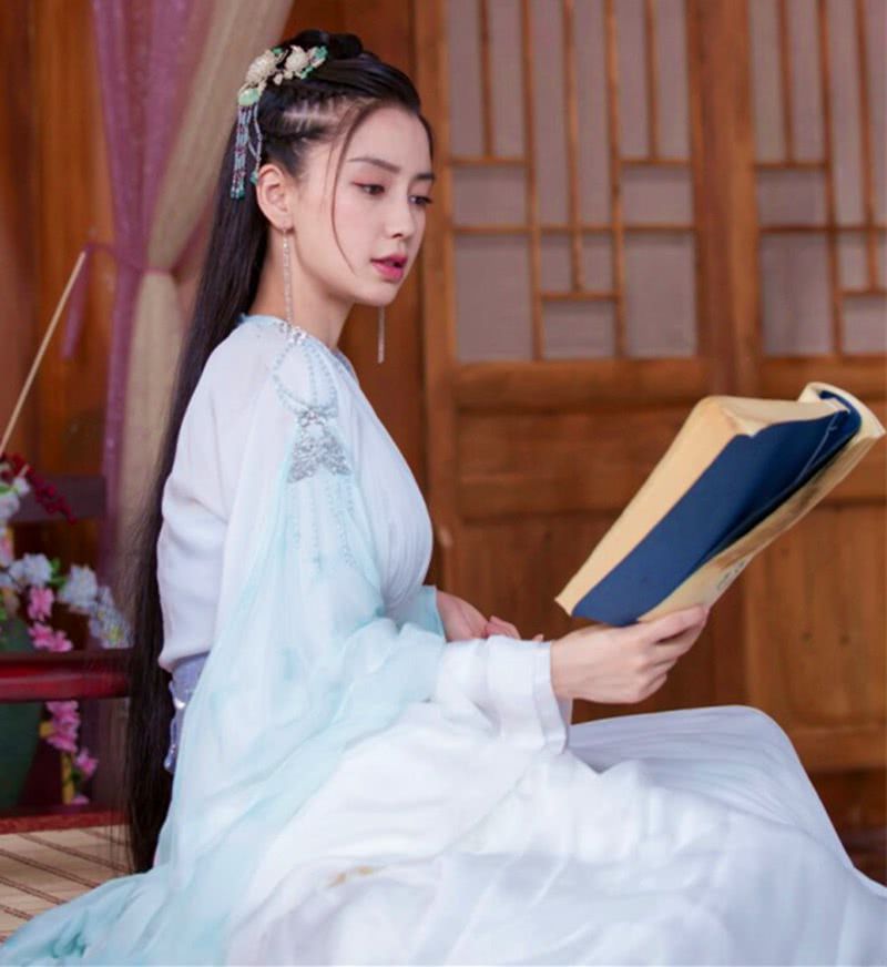 手持烟火谋生,心怀诗意谋爱,优秀作文欣赏:《一个人的气场》